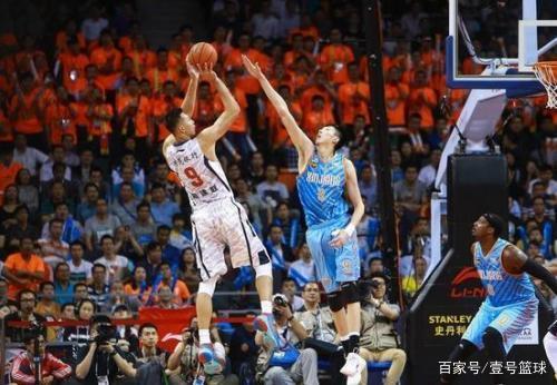 在采访里回